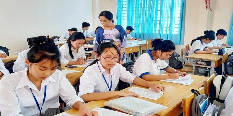 Giáo dục gồm chính quy, gia đình và học tập ngoài giờ học