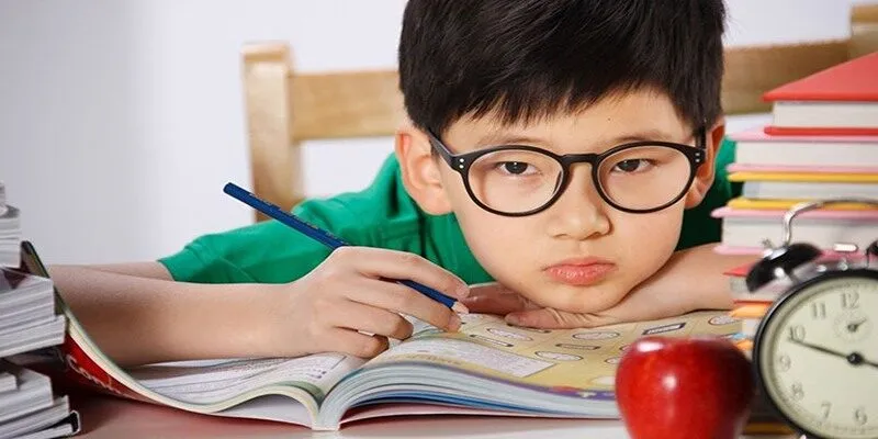 Ép con học quá sớm dễ khiến trẻ chán học, mất hứng thú